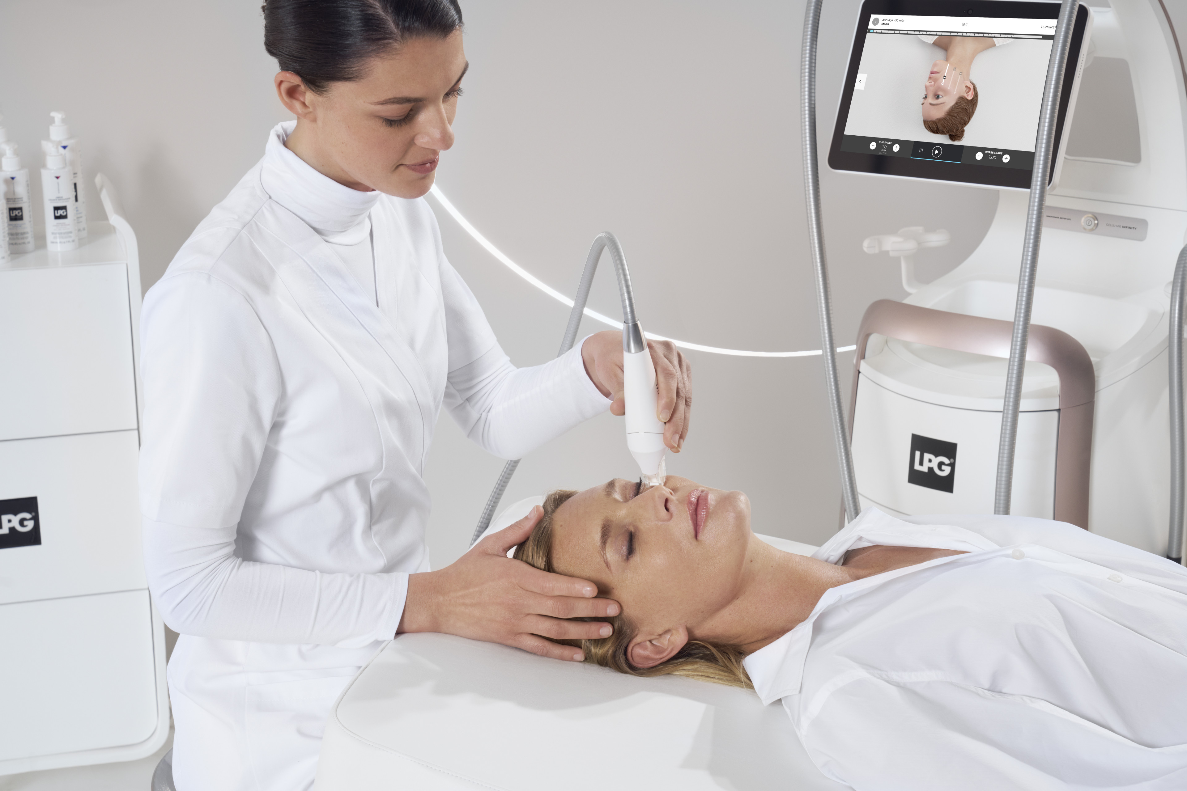 Professionelle Gesichtsbehandlung mit moderner LPG-Technologie in einer Praxis