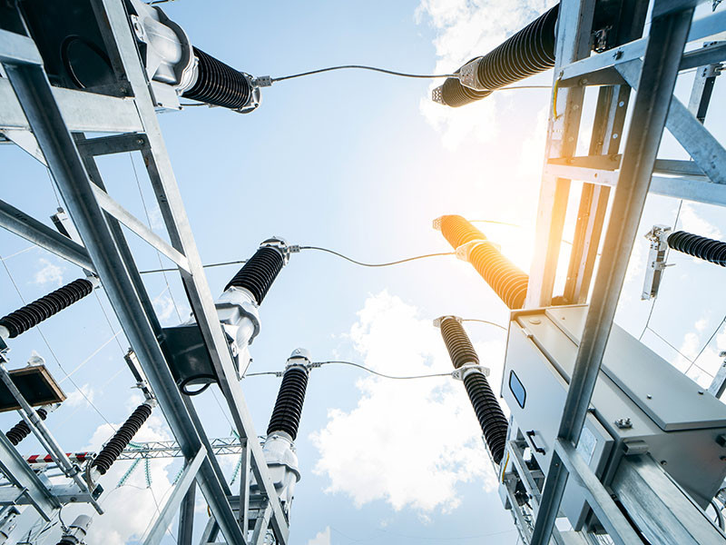 Hochspannungsschaltanlage unter freiem Himmel bei Sonnenschein, moderne Technik von MSI
