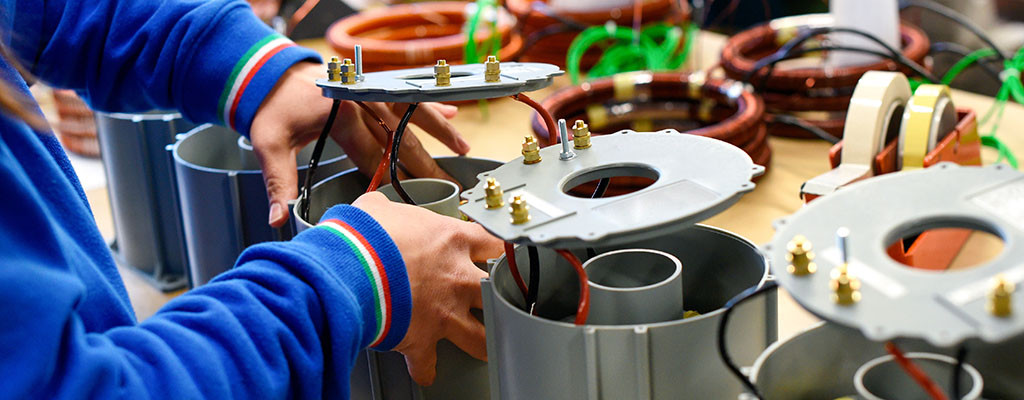 Montage eines Einphasentransformators – Detailansicht der elektrischen Anschlüsse und Bauteile