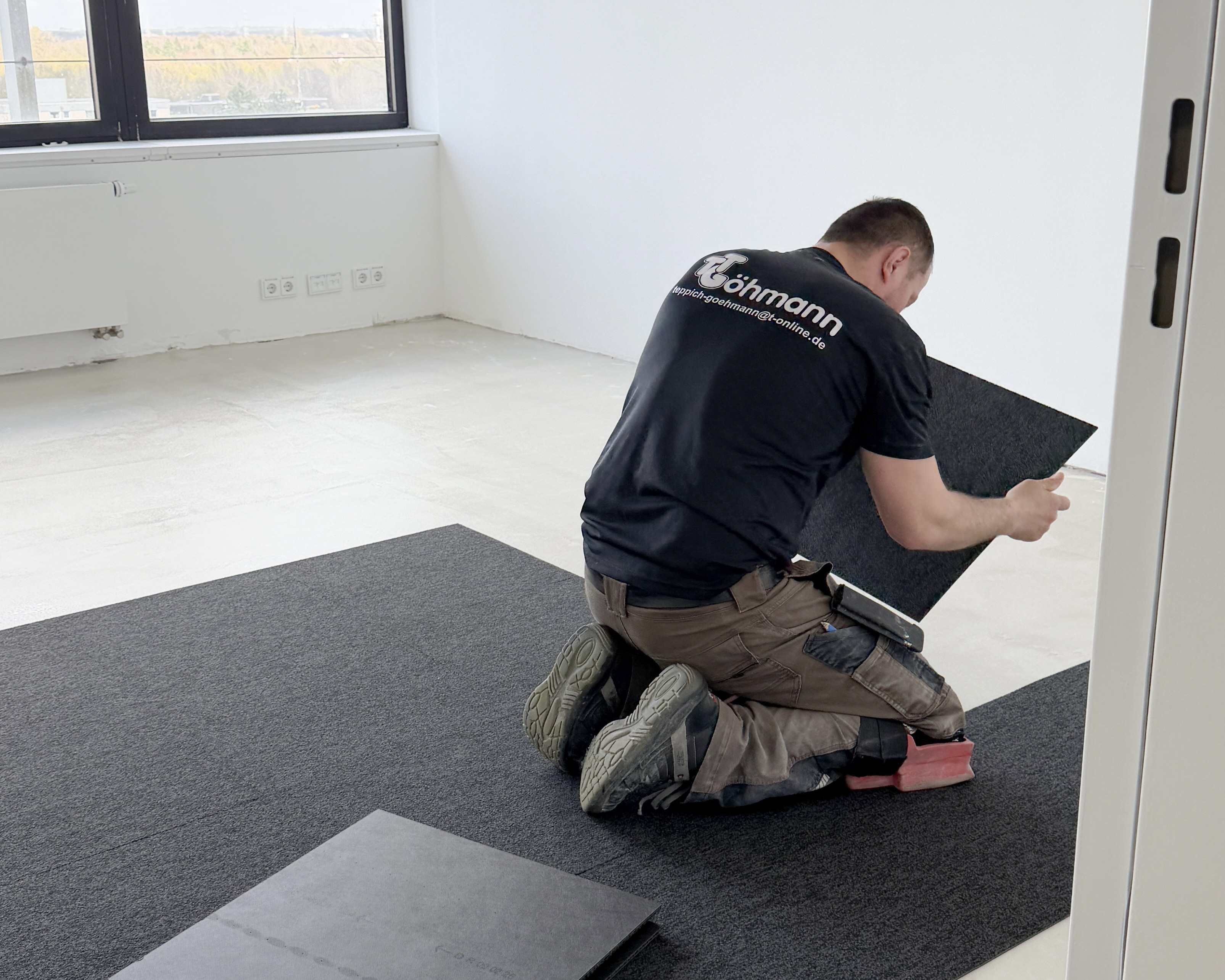 Bodenbeläge Fachbetrieb Göhmann aus Hannover Laatzen verlegt Teppichfliesen in einem modernen Raum