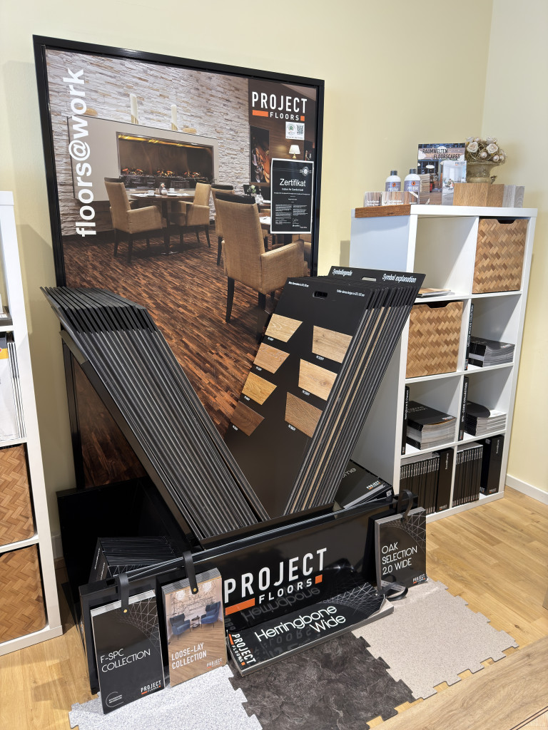 Project Floors Musterstand im Showroom Gohmann – Bodenbelagsmuster und Beratung Musterstand von Project Floors im Showroom Gohmann mit Bodenbelagsmustern und Infomaterial