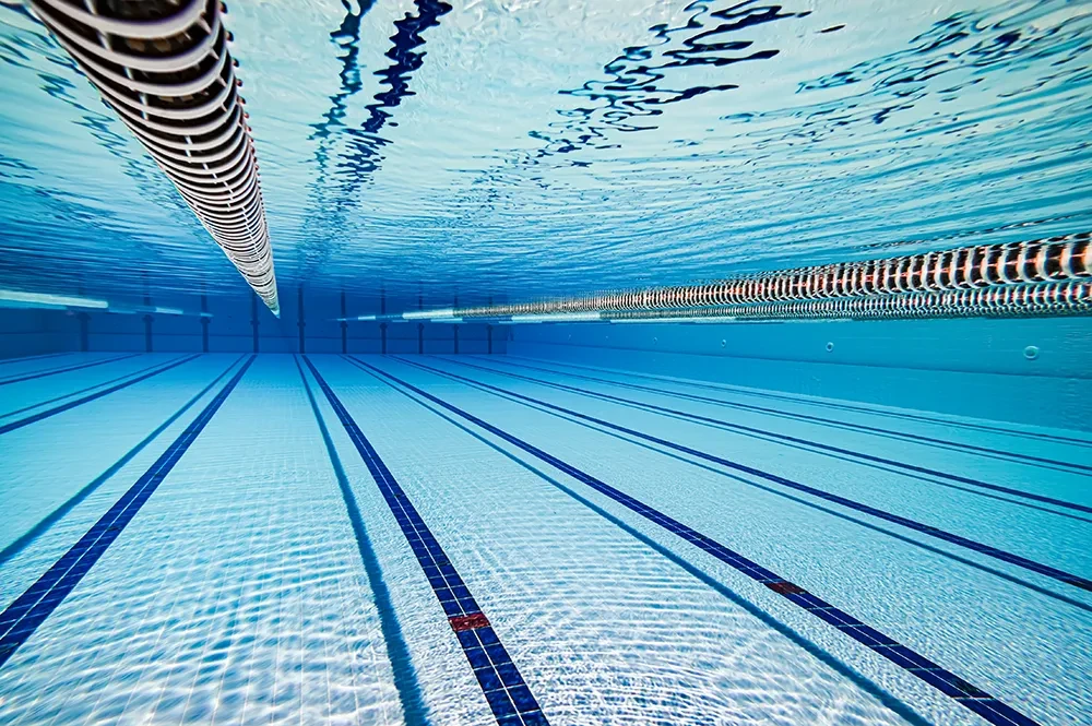 Unterwasseraufnahme eines sauberen Schwimmbeckens – Symbolbild für Service und Wartung von Schwimmbädern