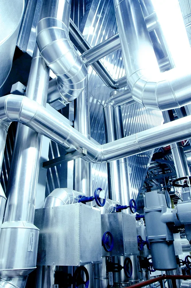 Industrielle Rohrleitungen und Ventile in einer modernen Fabrik oder Anlage