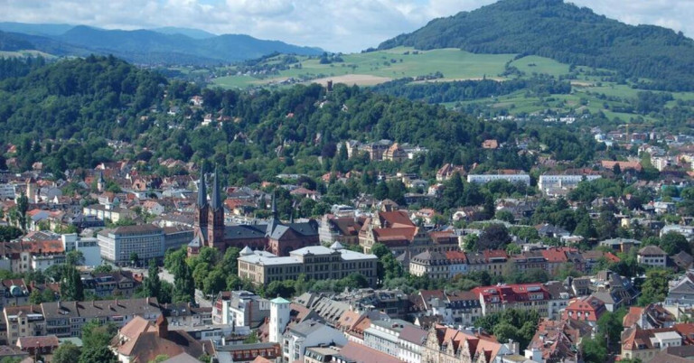 Freiburg im Breisgau – Blick auf die Altstadt und Umgebung Panorama von Freiburg im Breisgau mit Altstadt und umliegenden Hügeln