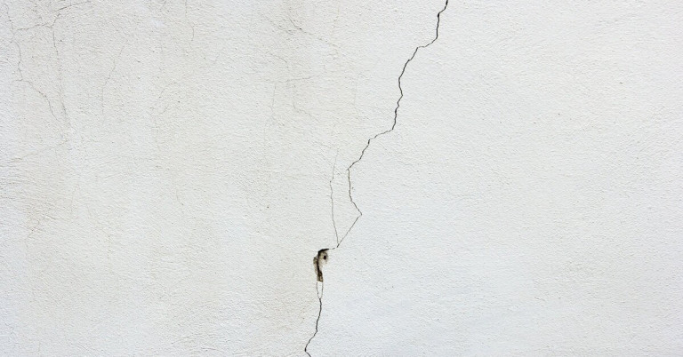 Riss in einer weißen Wand, Detailaufnahme von ha11ok