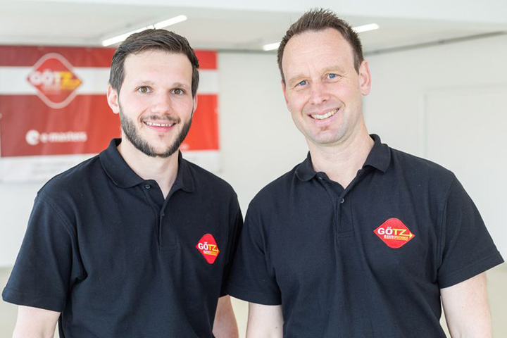 Mitarbeiter von Götz Elektrotechnik in schwarzer Arbeitskleidung