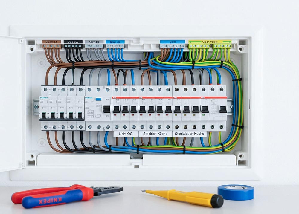 Sicherungskasten mit sauberer Verkabelung von Götz Elektrotechnik in St. Georgen, professionelle Elektroinstallation und Hausinstallation, Sicherheit durch Fachbetrieb, Technik und Elektriker im Industriebereich