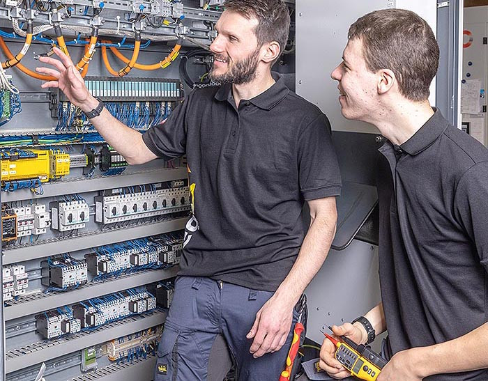 Götz Elektrotechnik St. Georgen: Messung und Prüfung am Schaltschrank durch Elektriker, Schalter, Technik, Kabel, Strom, KNX-System