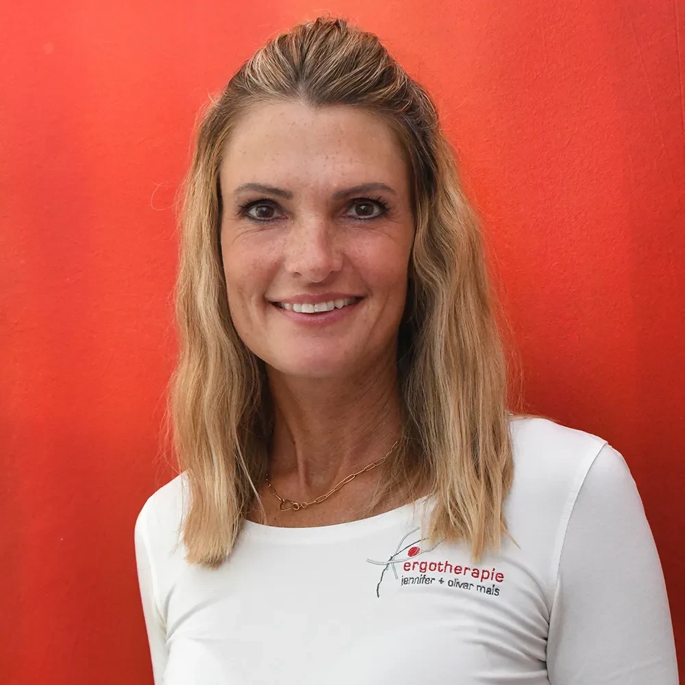 Jenny Mais von der Ergotherapie Jennifer und Oliver Mais vor rotem Hintergrund