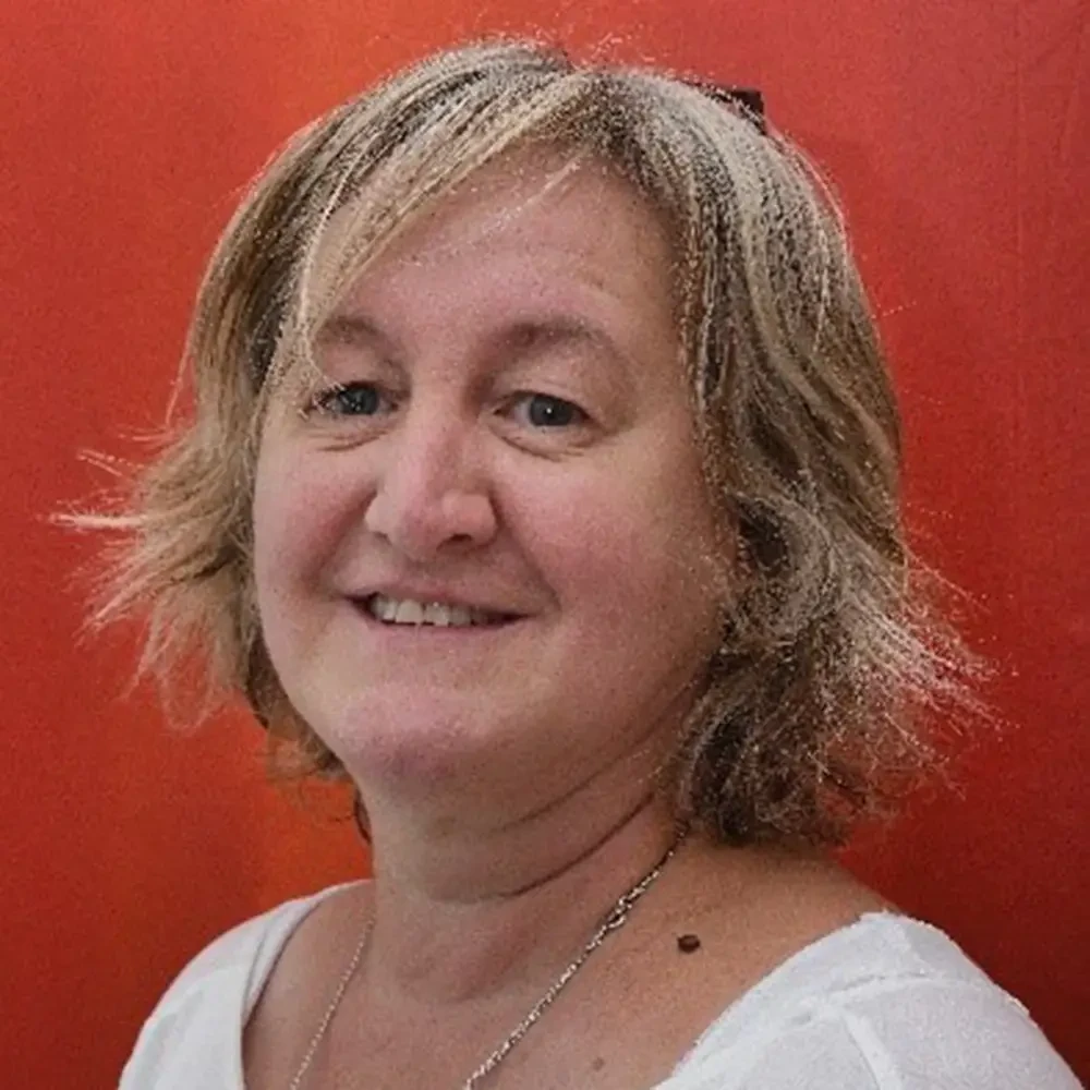 Portrait von Kerstin Schmidt-Rudolf vor rotem Hintergrund