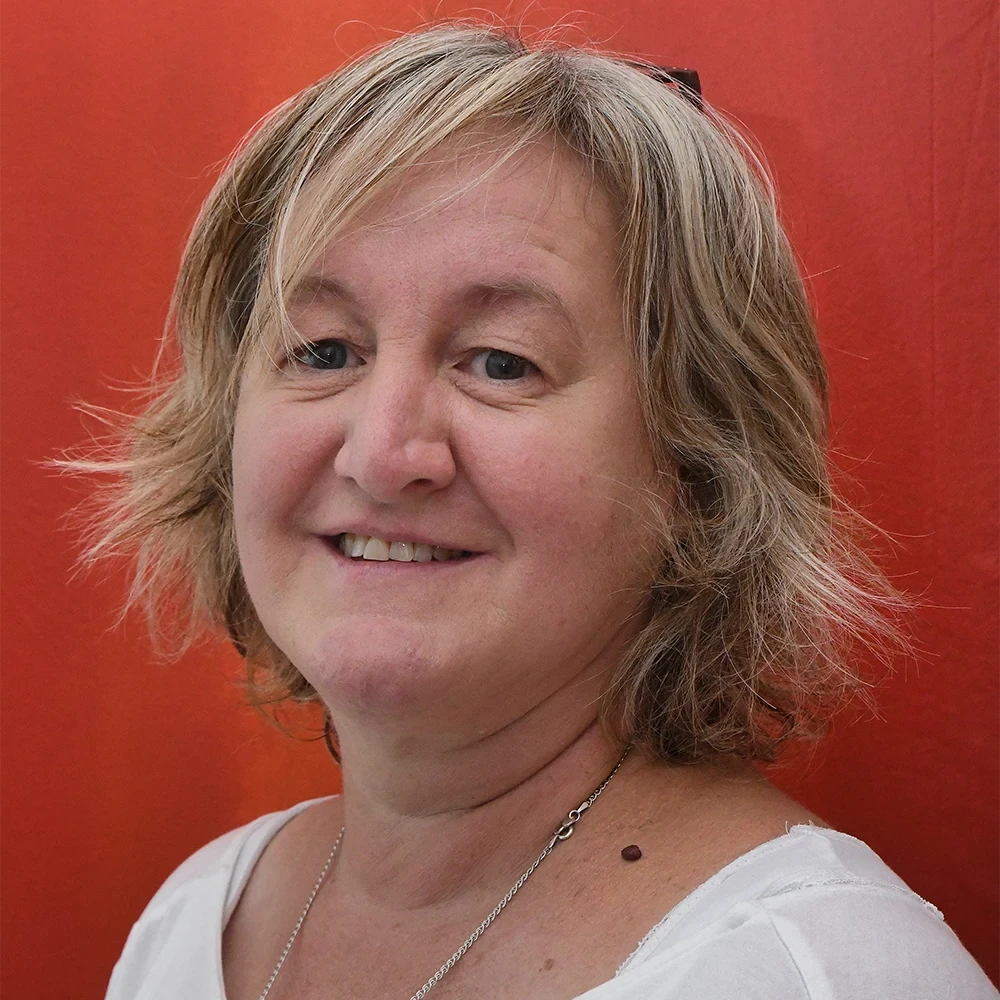 Portrait von Kerstin Schmidt-Rudolf vor rotem Hintergrund