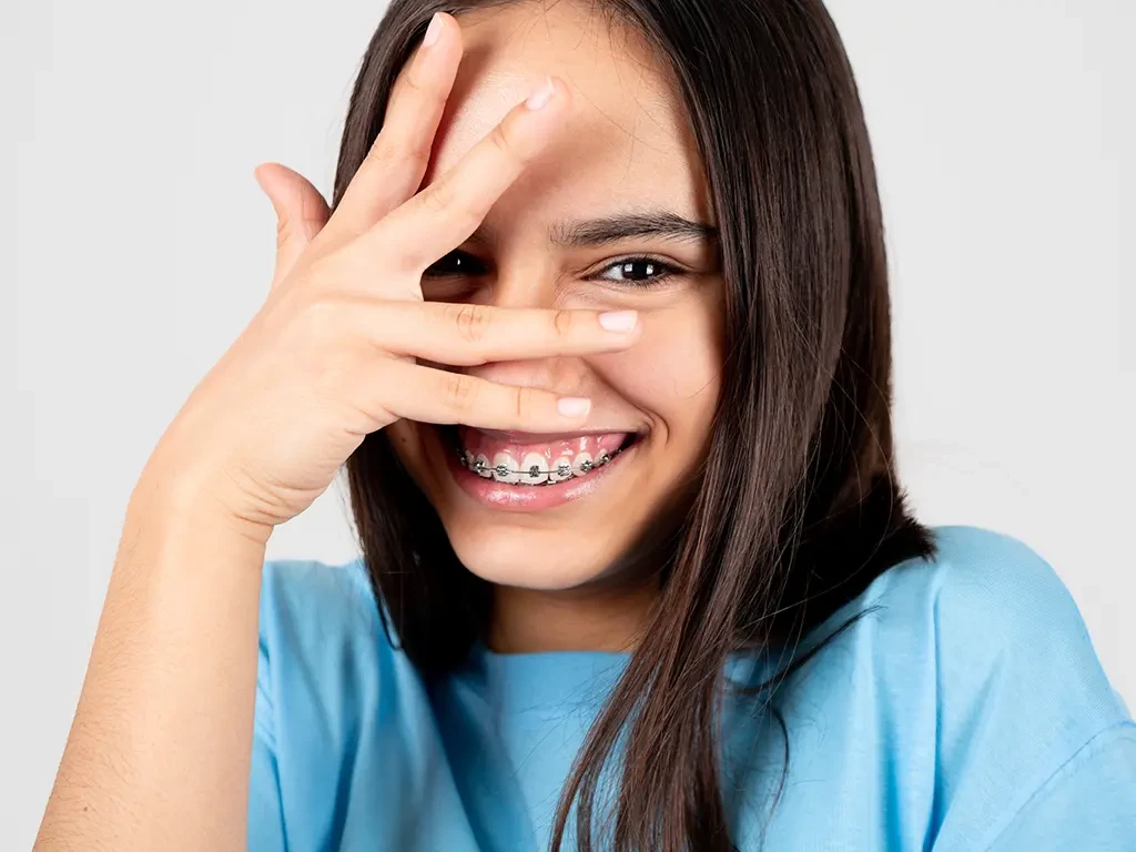 Frau in blauer Kleidung als Teaserbild für Kieferorthopädie