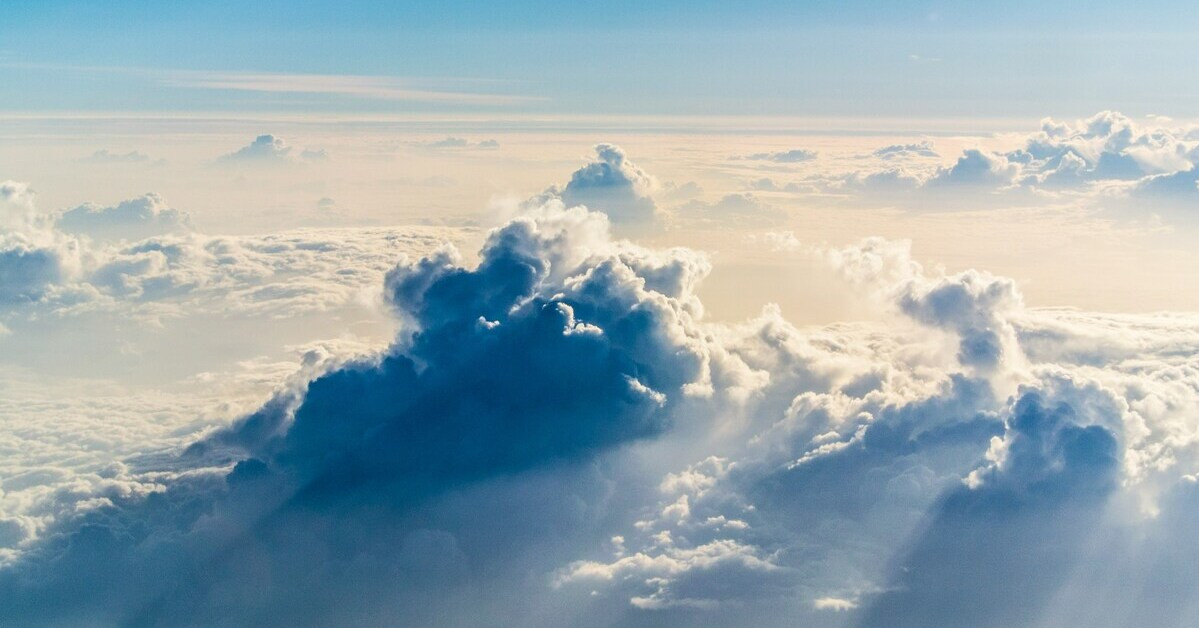 Wolken am Himmel bei Tageslicht, beeindruckende Wolkenformationen