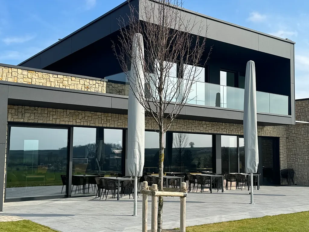 Moderne Objektbau-Architektur mit großer Terrasse und Glasfassade