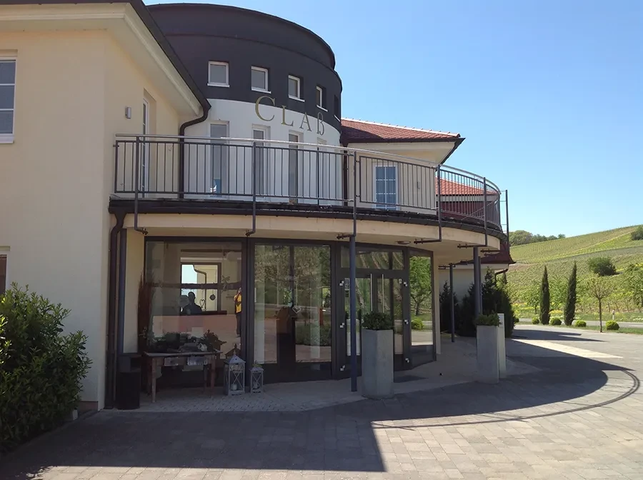 Außenansicht eines modernen Gebäudes mit der Aufschrift 'CLAB', Hauptbild si82