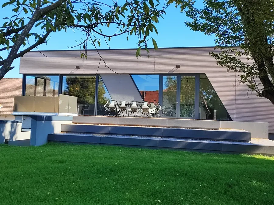 Modernes Haus mit großen Schüco Aluminium-Fenstern und Terrasse im Hauptbild