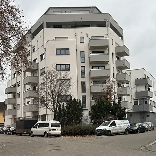 Modernes Mehrfamilienhaus mit Balkonen in einer Wohngegend, Hauptbild
