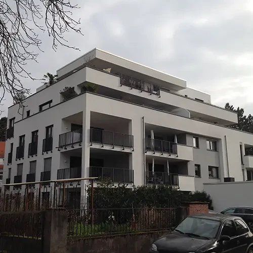 img-1604-hauptbild: modernes Mehrfamilienhaus mit Balkonen und Tiefgarage