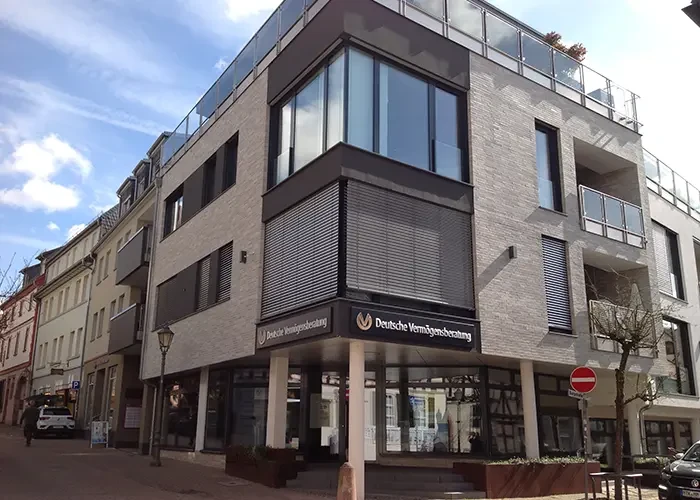 Modernes Bürogebäude der Deutschen Vermögensberatung in einer Innenstadt