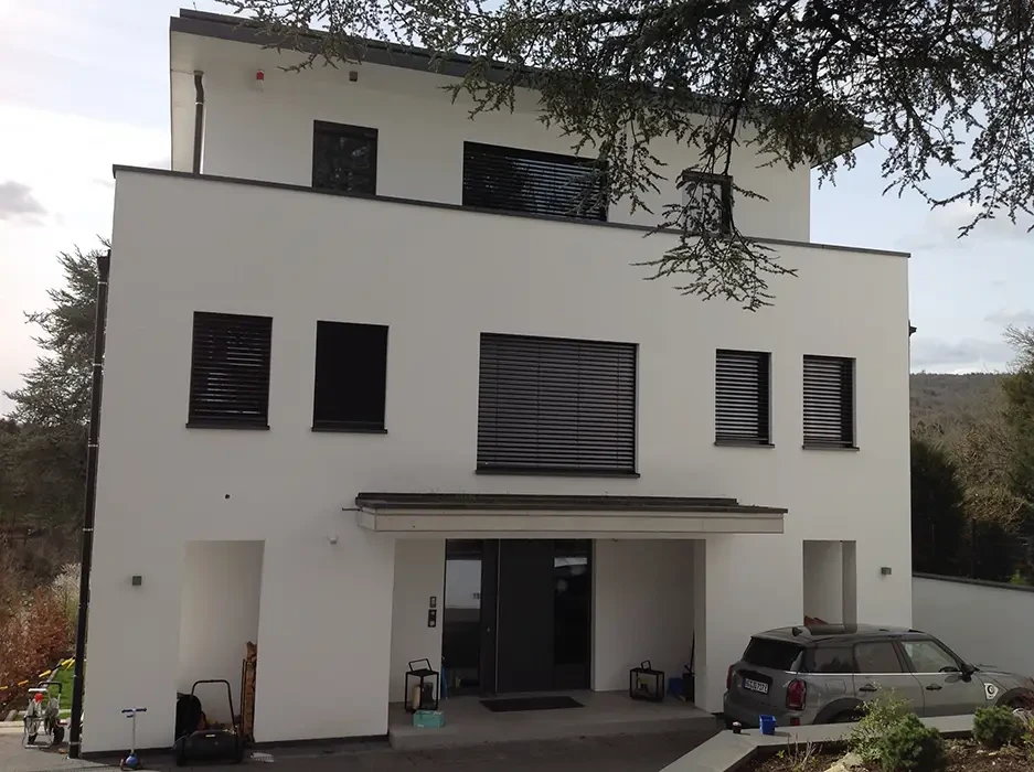 Modernes Wohnhaus mit weißer Fassade und großen Fenstern – img-2077-hauptbild