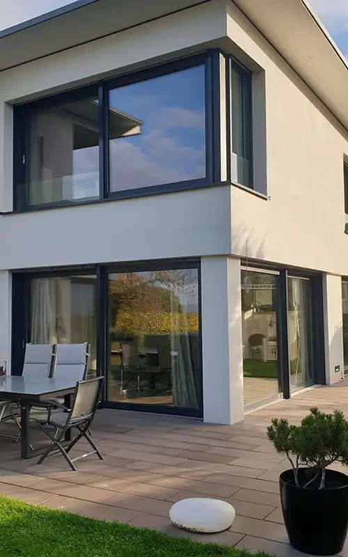 Modernes Einfamilienhaus mit großer Fensterfront und Terrasse – Hauptbild