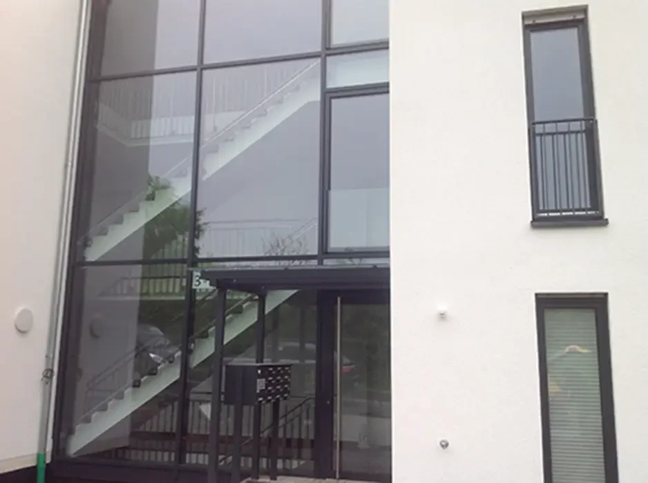 Moderne Glasfassade mit FW 50 System an einem Gebäude