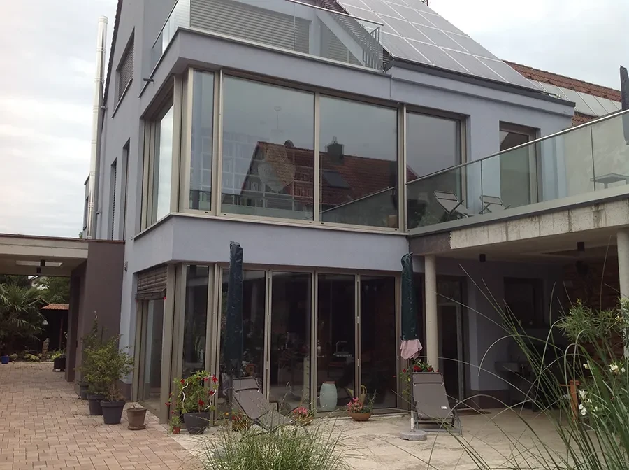 Modernes Wohnhaus mit Schüco Aluminiumfenstern C 32 in Eloxal-Ausführung