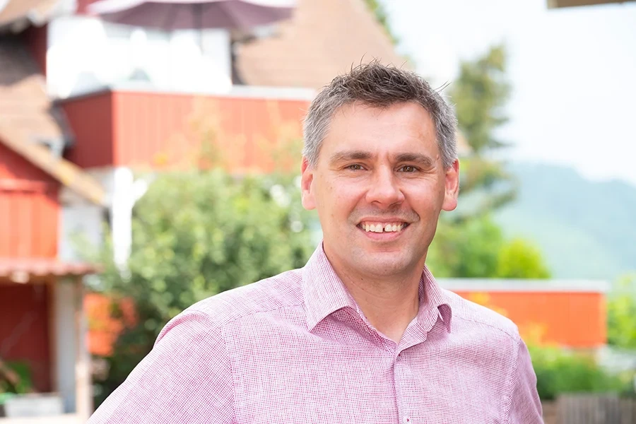 Mitglied des Teams Werner Zins im Freien vor einem Gebäude