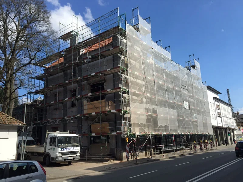 Umbauarbeiten an einem Mehrfamilienhaus mit Gerüst und Bauunternehmen Zins Bau