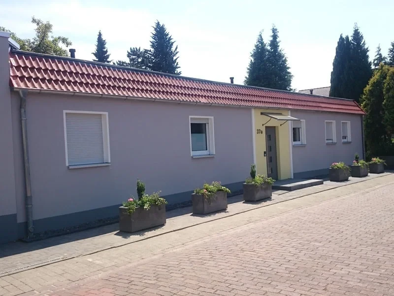 Umbauarbeiten an Einfamilienhaus EFH2, modernisierte Fassade mit neuem Eingangsbereich