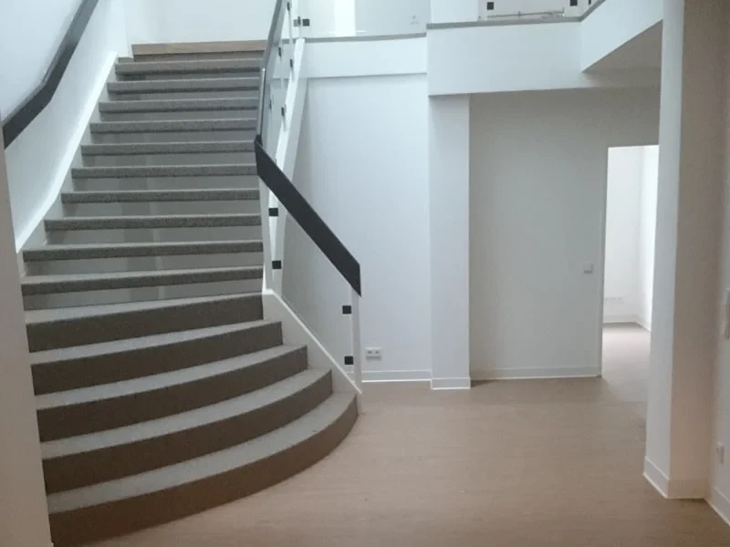 Umbauarbeiten im Mehrfamilienhaus, modernes Treppenhaus mit neuen Bodenbelägen