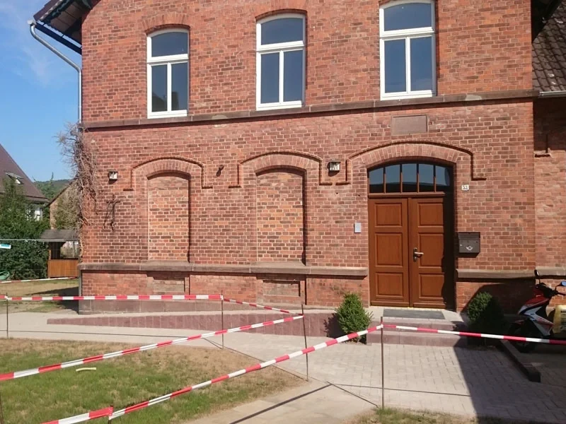 Sanierung eines öffentlichen Gebäudes mit Absperrung und neuem Eingangsbereich