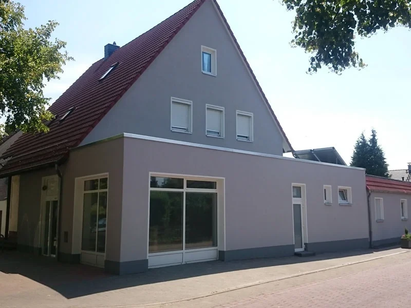 Umbauarbeiten an einem Einfamilienhaus mit moderner Fassade und großen Fenstern