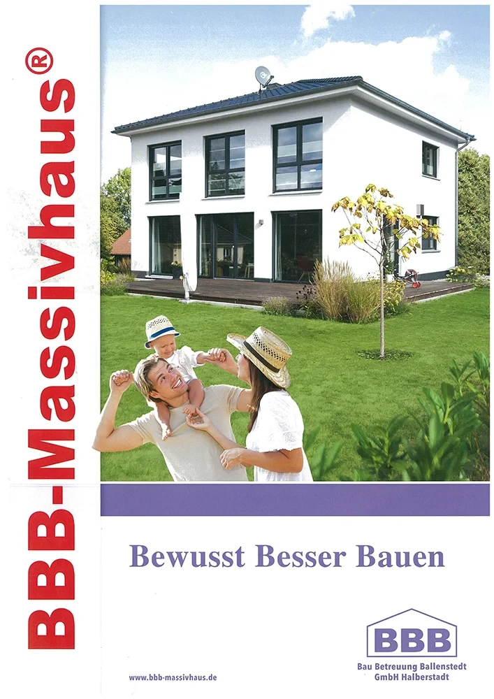 Titelbild des BBB-Massivholz Katalogs 2019 mit modernem Einfamilienhaus und Familie im Garten