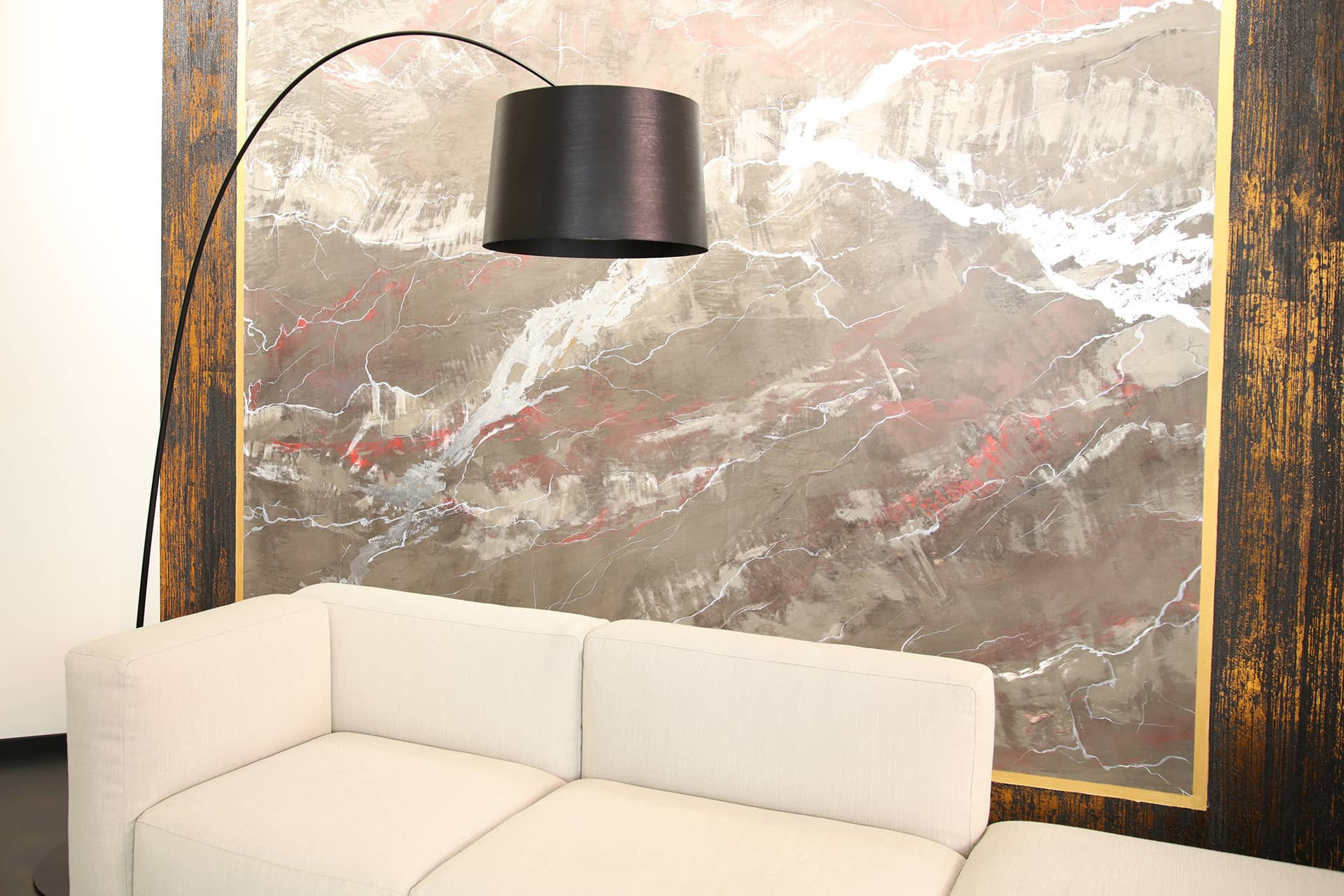 pb Stucco Wandgestaltung und Sofa im modernen Wohnzimmer Modernes Wohnzimmer mit pb Stucco Wand und hellem Sofa