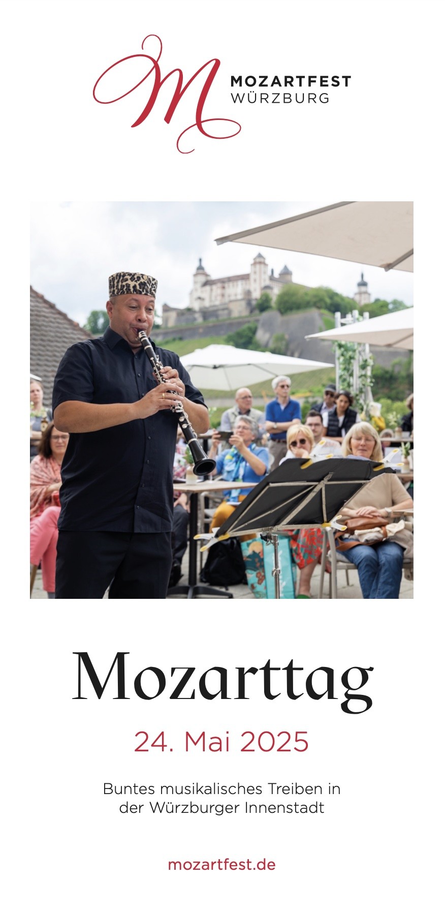 Klarinettenspieler bei einem Konzert im Freien mit historischem Schloss im Hintergrund