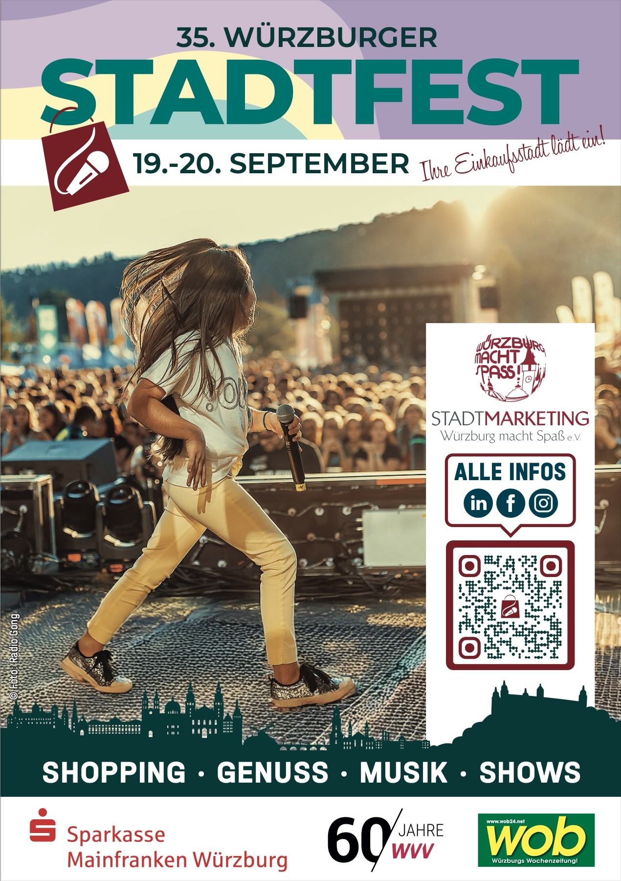 Titelbild des Programmhefts Stadtfest 2025 in Würzburg mit Kind auf Bühne vor großem Publikum