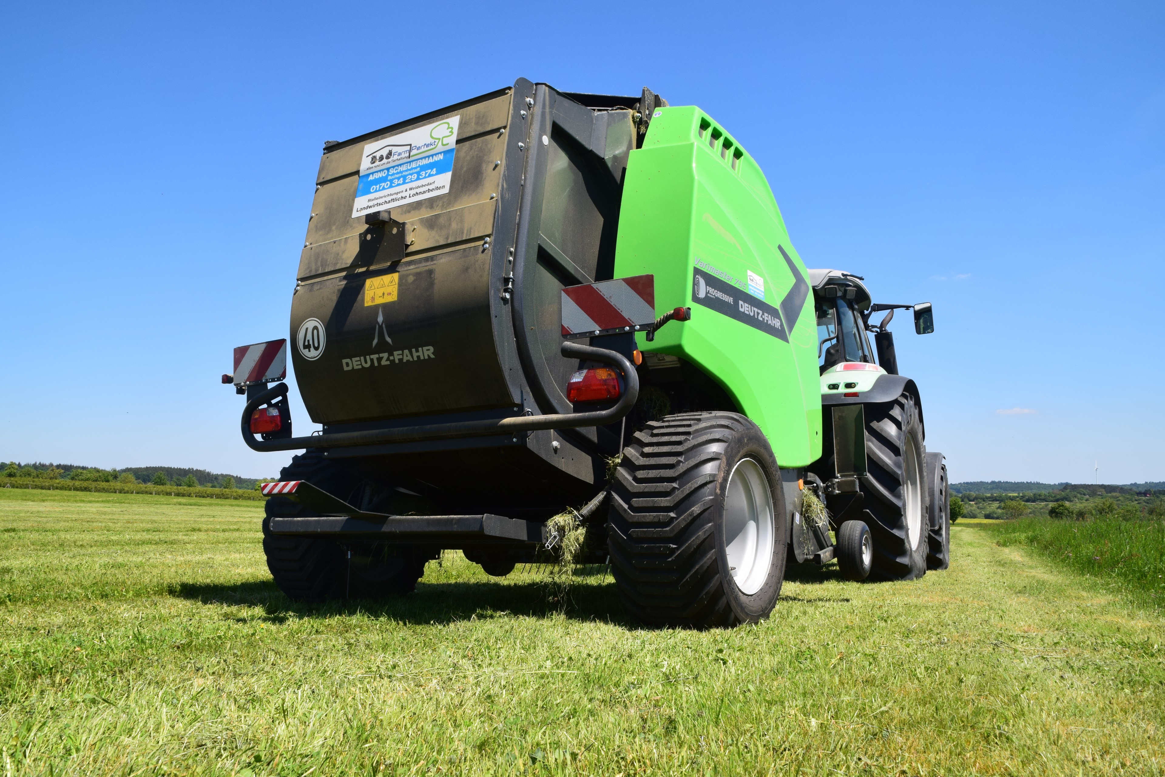 Rundballenpresse, Lohnpressen, Agrarservice, Landwirtschaftliche Lohnarbeiten, Heulage, Silage, Rundballen, Heuballen, Strohballen, Futterrnte, Deutz-Fahr, Gutes Futter, landwirtschaftliche Dienstleistungen, Deutz, FarmPerfekt in Buchen, Silageballen, Var