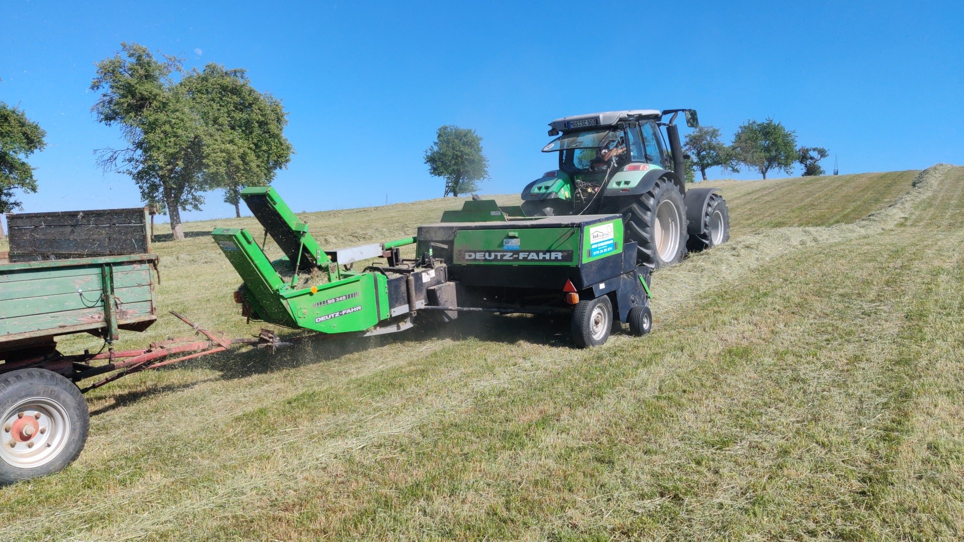 Landwirtschaftliche Lohnarbeiten, Lohnpressen, Kleine Hochdruckballen pressen, Lohnpressen, Heuballen, Strohballen, umweltfreundliches Sisal-Garn, HD-Ballen, Pferdeballen, Heubüschel, Strohbüschel, Ballenpresse, Deutz-Fahr HD 440, Ballenschleuder, Heuernt