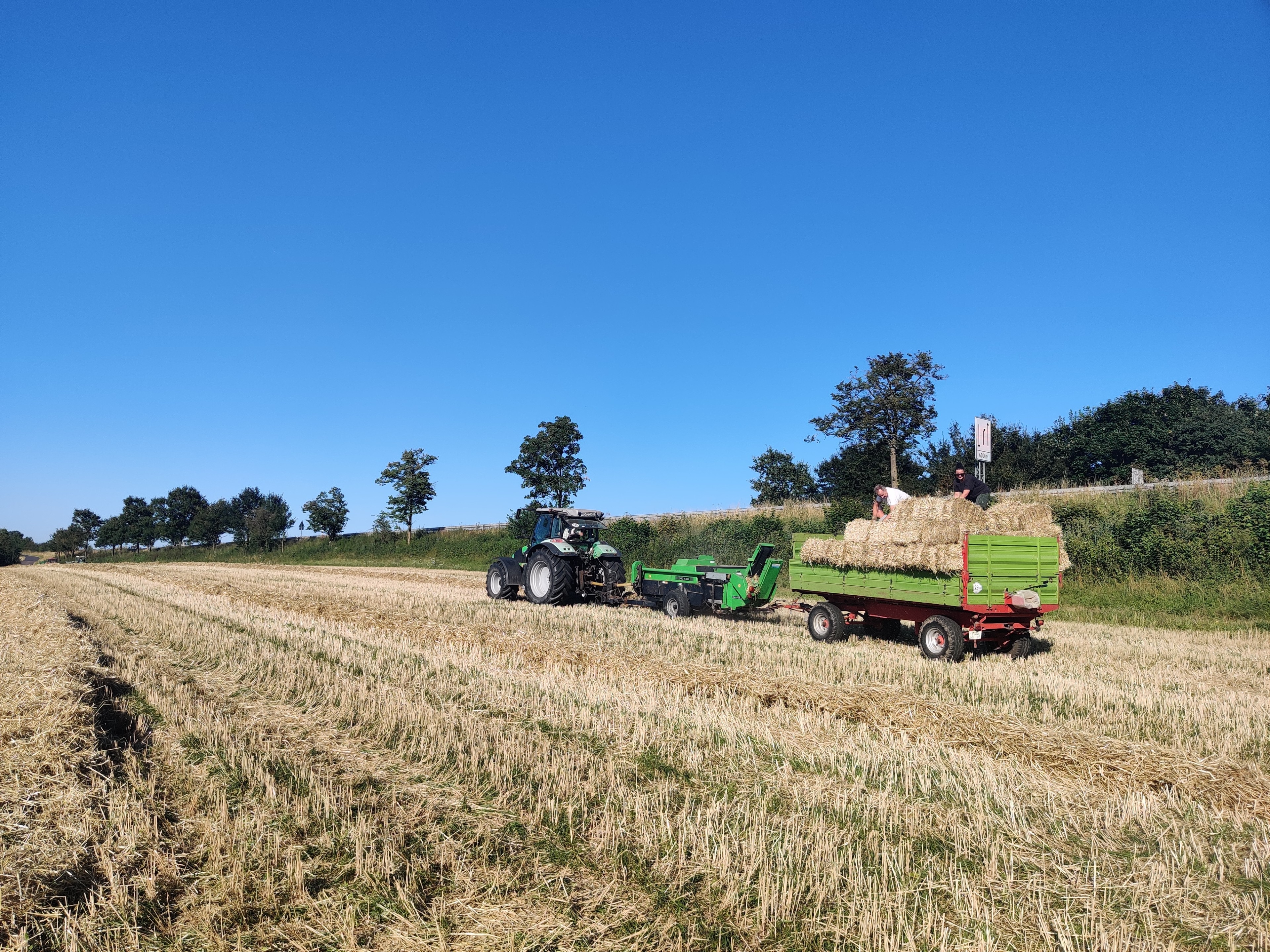 Landwirtschaftliches Lohnpressen, Deutzpresse, Hochdruckpressen, Srtohballen pressen, direkt auf den Anhänger pressen, Ballenschleuder, kleine HD-Ballen pressen, landwirtschaftliche Lohnarbeiten, Agrardienstleistungen, Agrarservice