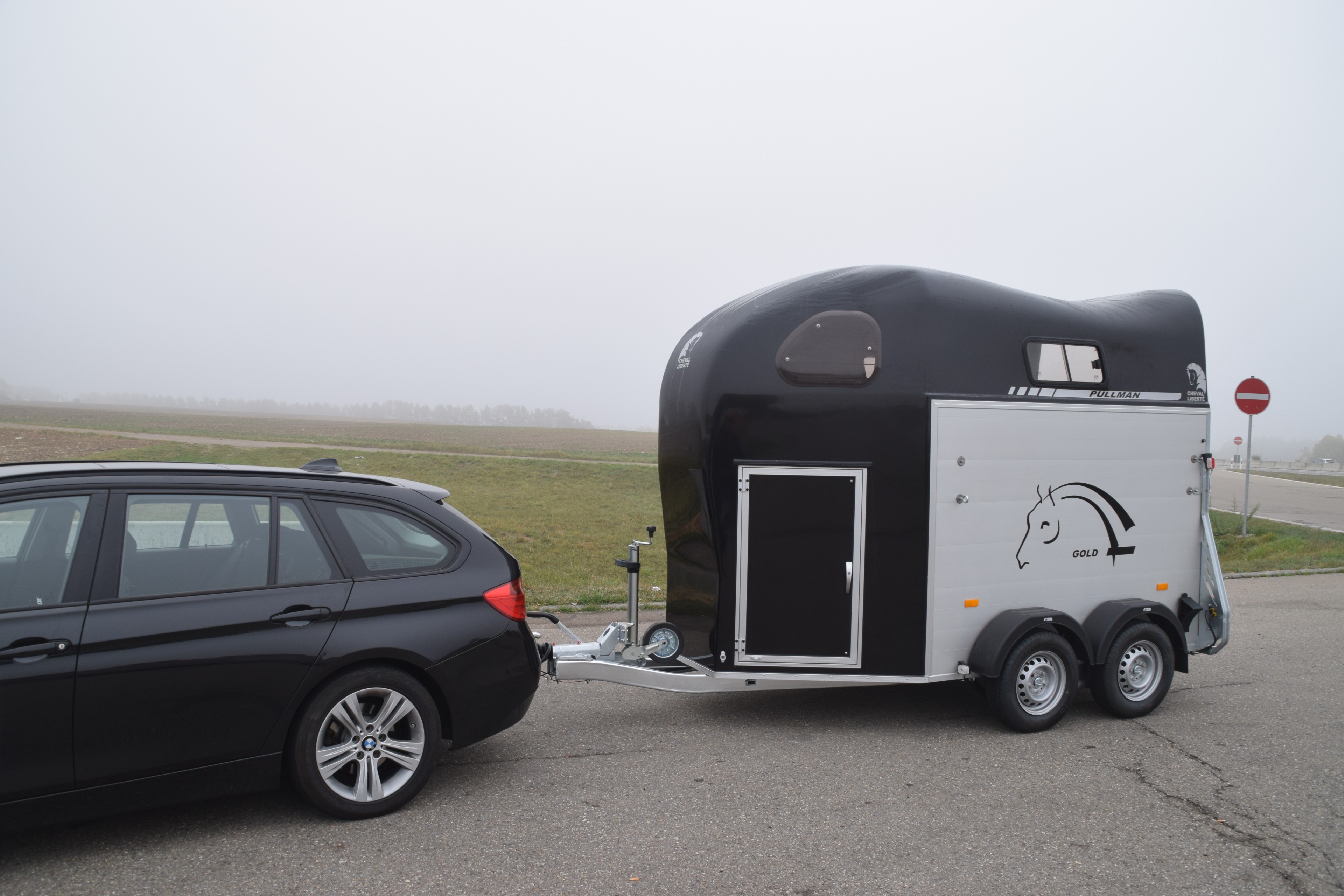 Cheval Liberté Gold 2, Leihanhänger, Mietanhänger, Anhängervermietung, Anhängerverleih, FarmPerfekt Buchen, 2er Pferdeanhänger, Pullman2 Komfort-Fahrwerk, Heckklappe dreh- und schwenkbar, sicher unterwegs, sicher ans Ziel