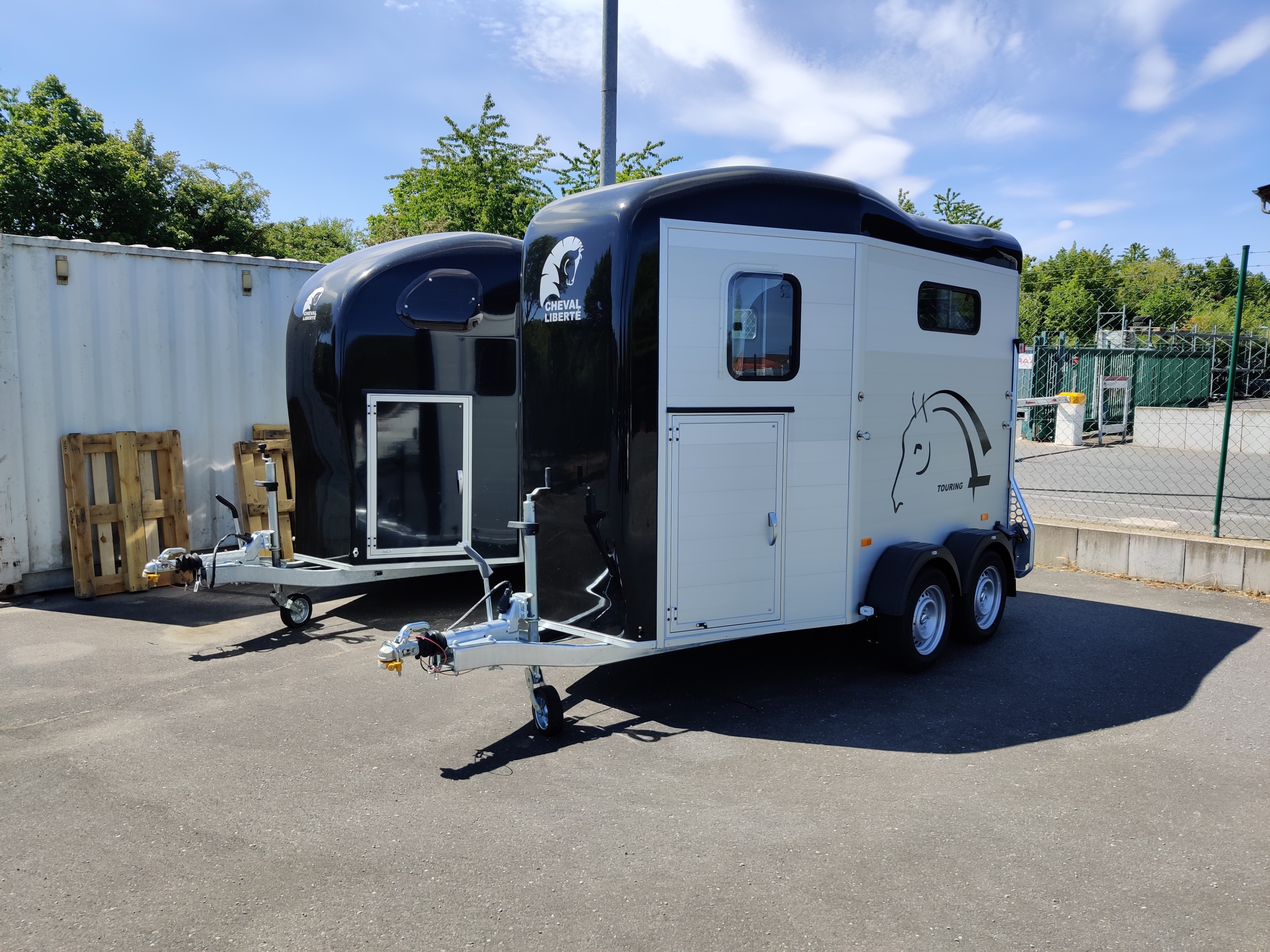 Pferdeanhänger von FarmPerfekt, Cheval Liberté, Gold 2, Touring Jumping, Aluminium Wände, Aluboden, Preis-Leistung!, Pullman2 Komfort-Fahrwerk, Heckklappe dreh- und schwenkbar, FarmPerfekt Pkw-Anhänger, Anhänger aller Art, Anhängerhändler, Firma Scheuerma