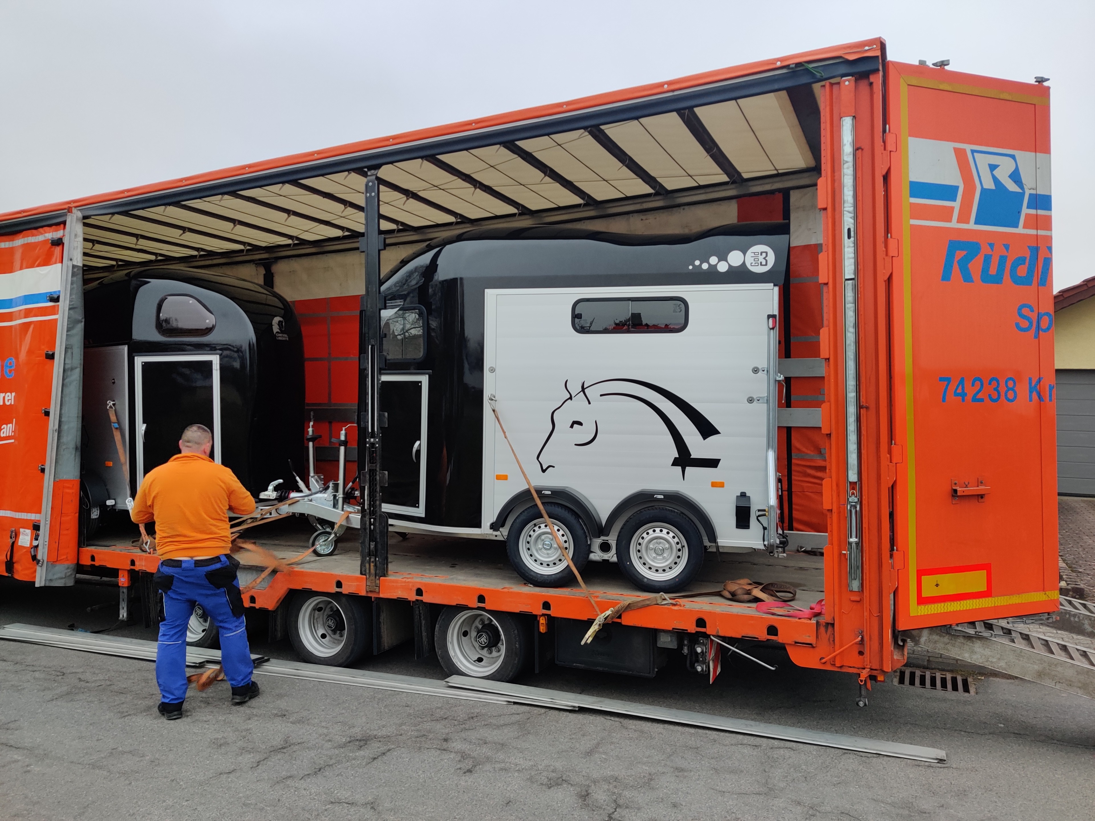 Anhängerhändler in Buchen, FarmPerfekt Pkw-Anhänger, 2er Pferdeanhänger, 3er Pferdeanhänger, Pferdeanhänger für 4 Pferde, Großraum-Pferdeanhänger, Kühlanhänger, Motorradanhänger, Muldenkipper, Kastenanhänger, Kofferanhänger, Hirth