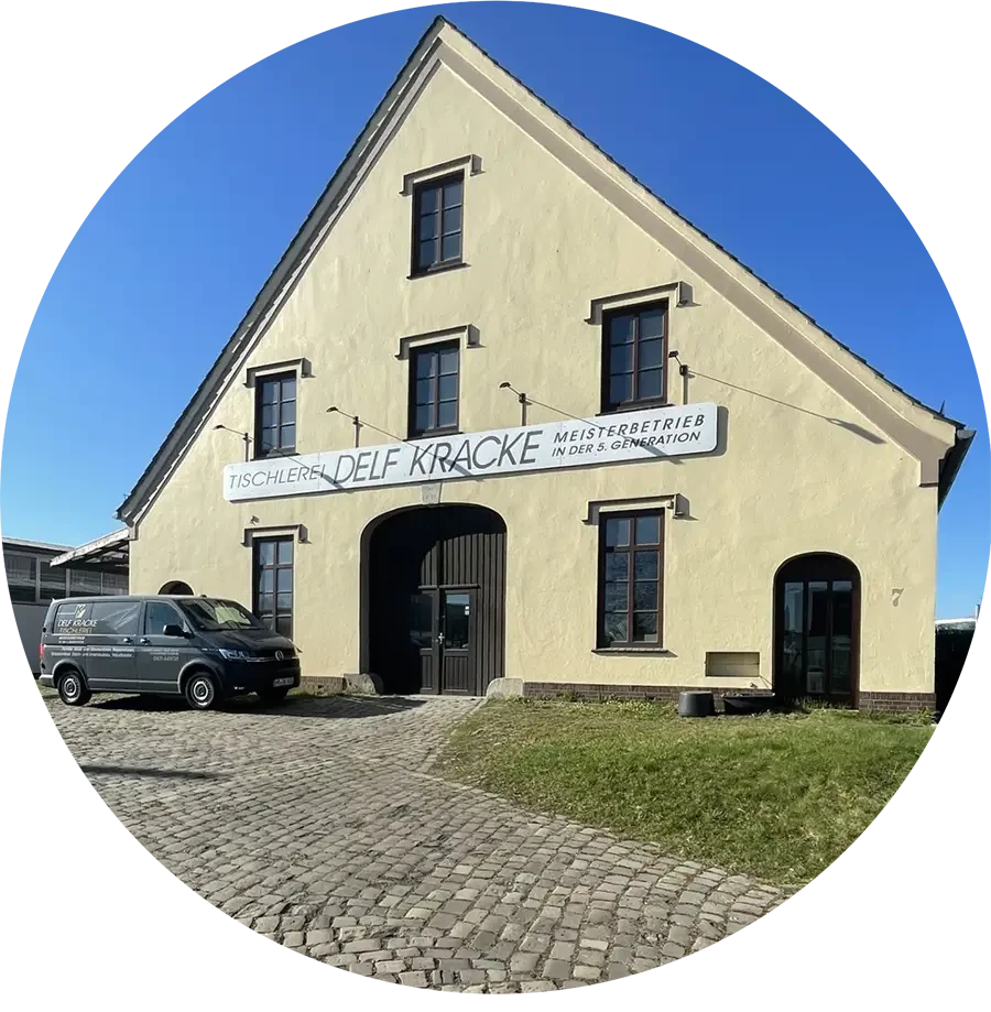 Haus Frontansicht - Tischlerei Delf Kracke Meisterbetrieb in der 5. Generation