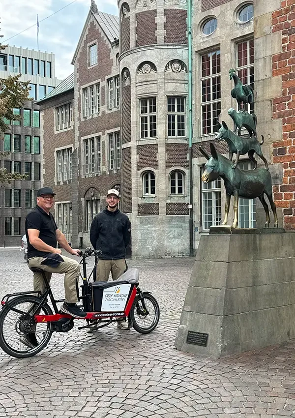 Delf und Nils vor den Bremer Stadtmusikanten