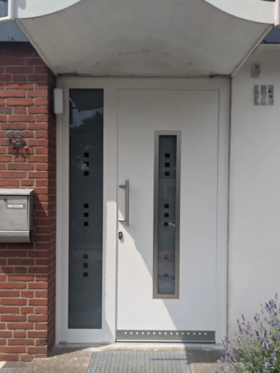 Moderne weiße Haustür mit Glaseinsatz an einem Haus