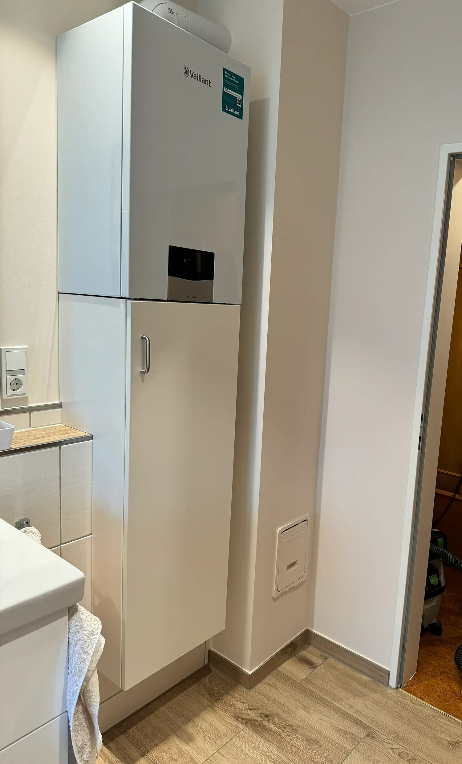 Schrank als Rohrverkleidung in Maßanfertigung in einem modernen Badezimmer
