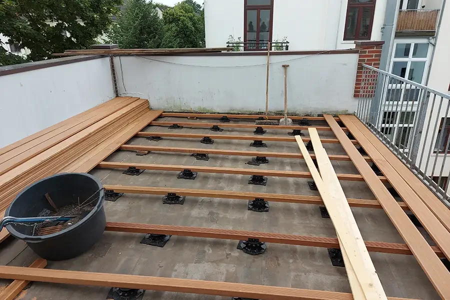 Aufbau einer Unterkonstruktion für Terrassendielen auf einer Dachterrasse