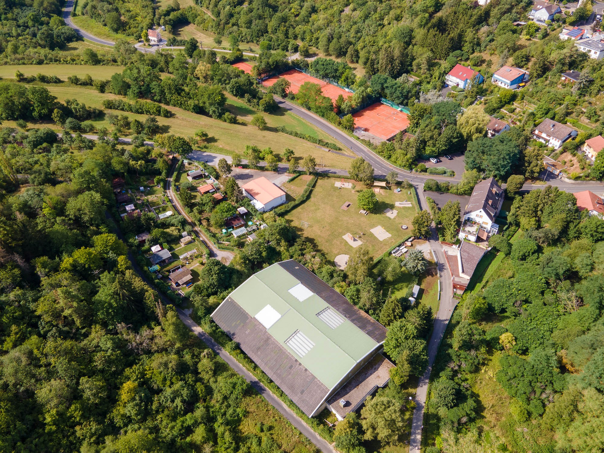 Mit sieben Freiplätzen aus roter Asche und drei Hallenplätzen aus Granulat garantieren wir Tennisvergnügen bei jedem Wetter.
