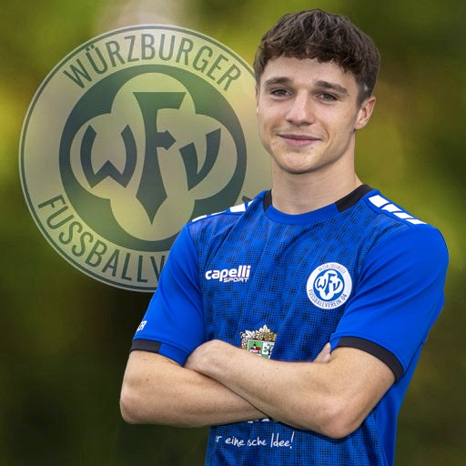 Fußballspieler im Trikot des Würzburger FV vor Vereinslogo